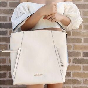 Michael Kors Evie Large Shoulder Bag Tote Hobo Pebbled Leather
Light Cream